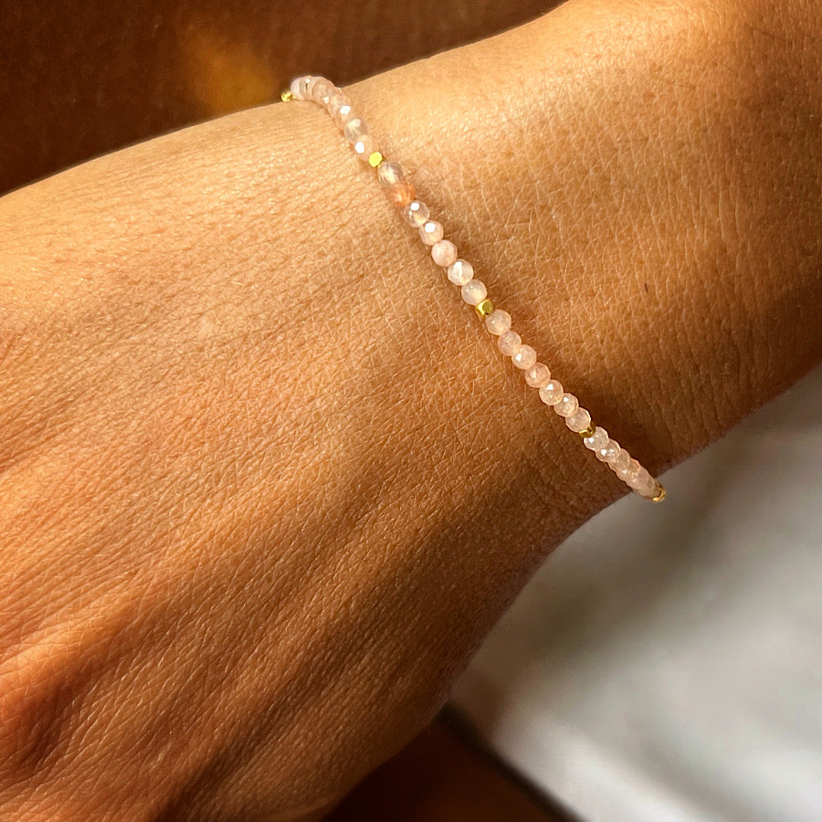 Sunstone gemstone bracelet with gold beads