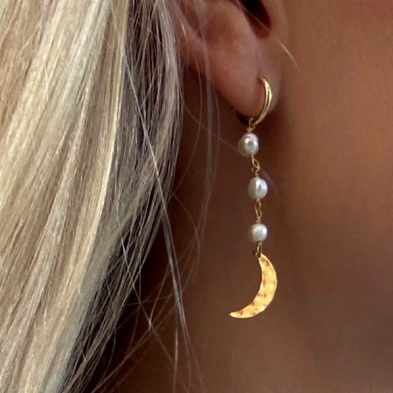 Small Hoop Earrings Crescent Moons 18k Gold with freshwater pearls